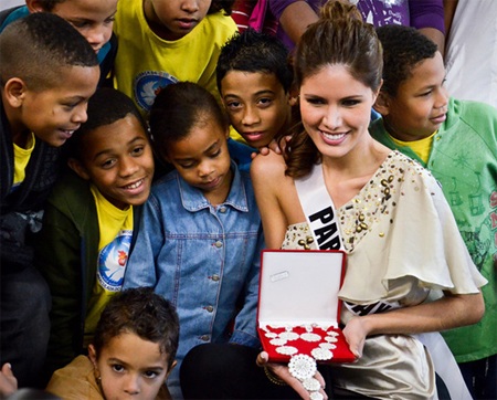 Hoàng My diện áo bà ba trong buổi trao quà từ thiện - 24 Hoàng My diện áo bà ba trong buổi trao quà từ thiện - 24