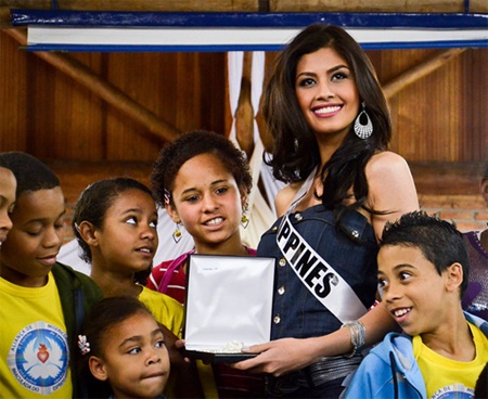 Hoàng My diện áo bà ba trong buổi trao quà từ thiện - 26 Hoàng My diện áo bà ba trong buổi trao quà từ thiện - 26