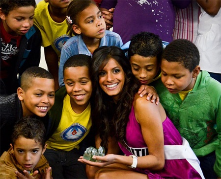 Hoàng My diện áo bà ba trong buổi trao quà từ thiện - 29 Hoàng My diện áo bà ba trong buổi trao quà từ thiện - 29