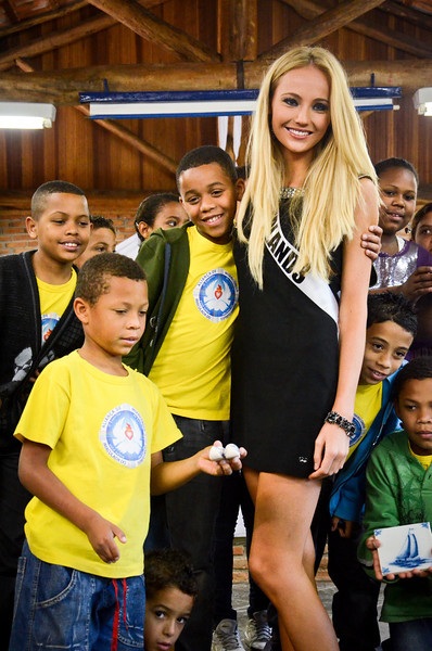 Hoàng My diện áo bà ba trong buổi trao quà từ thiện - 30 Hoàng My diện áo bà ba trong buổi trao quà từ thiện - 30