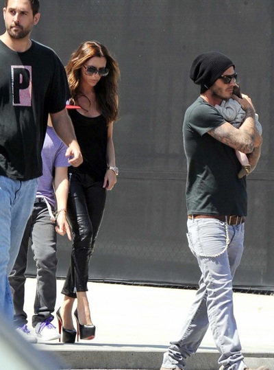 Vợ chồng Beckham bế con gái mới sinh đi mua sắm - 1 Vợ chồng Beckham bế con gái mới sinh đi mua sắm - 1