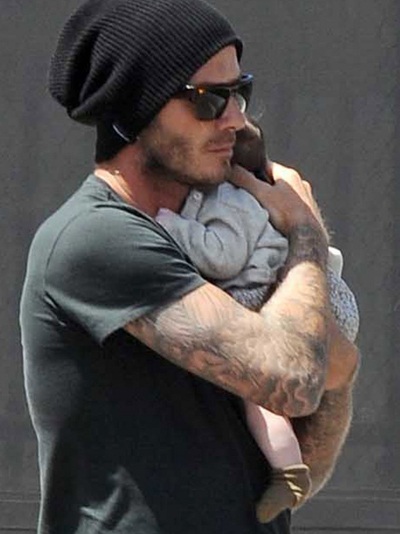 Vợ chồng Beckham bế con gái mới sinh đi mua sắm - 3 Vợ chồng Beckham bế con gái mới sinh đi mua sắm - 3