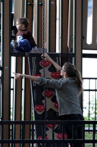 Gisele Bundchen vui chơi cùng con tại công viên - 2