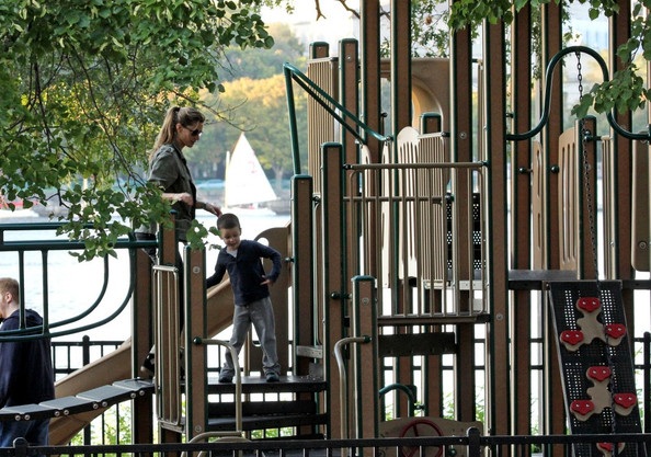 Gisele Bundchen vui chơi cùng con tại công viên - 3