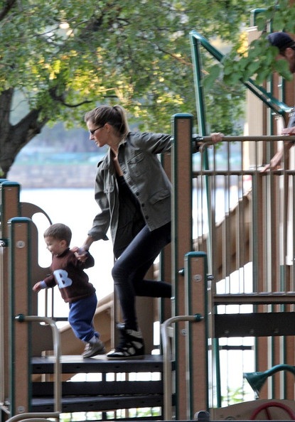 Gisele Bundchen vui chơi cùng con tại công viên - 6