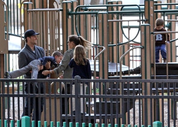 Gisele Bundchen vui chơi cùng con tại công viên - 9