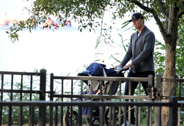 Gisele Bundchen vui chơi cùng con tại công viên - 10