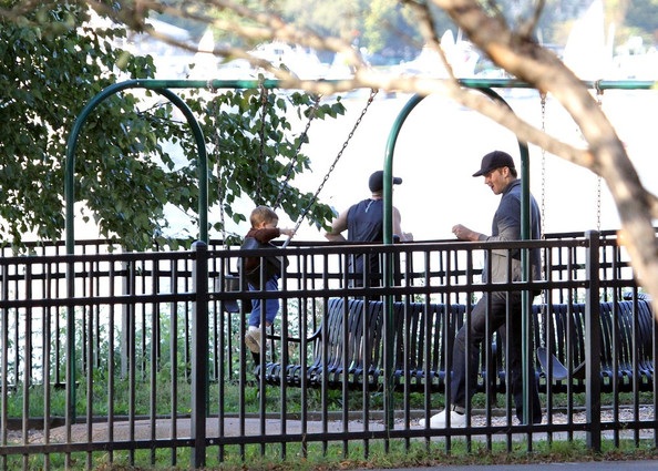 Gisele Bundchen vui chơi cùng con tại công viên - 12