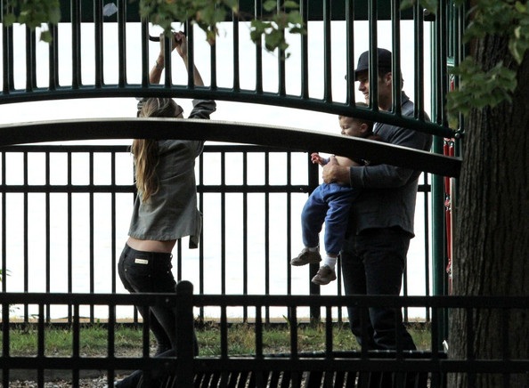 Gisele Bundchen vui chơi cùng con tại công viên - 13