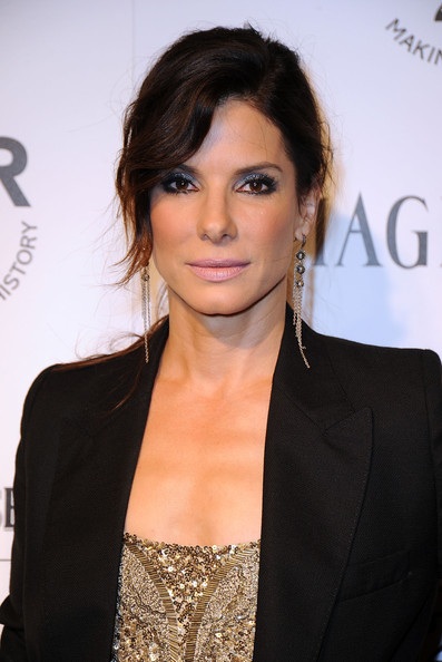Sandra Bullock “nổi” nhất trong tiệc từ thiện - 1