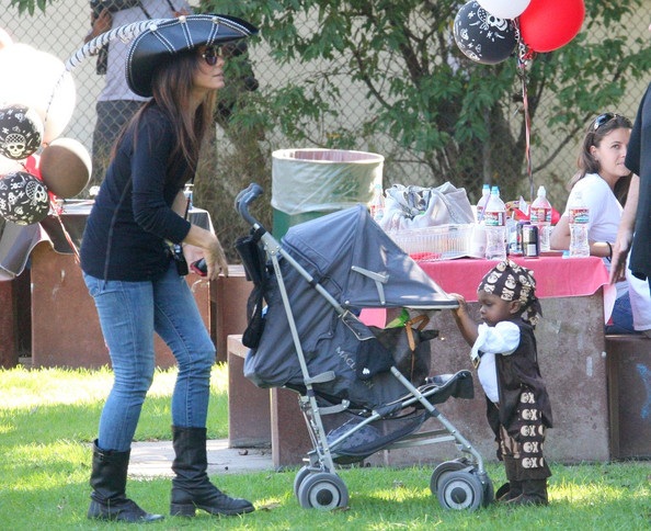 Những giờ phút vui vẻ của mẹ con Sandra Bullock - 2 Những giờ phút vui vẻ của mẹ con Sandra Bullock - 2