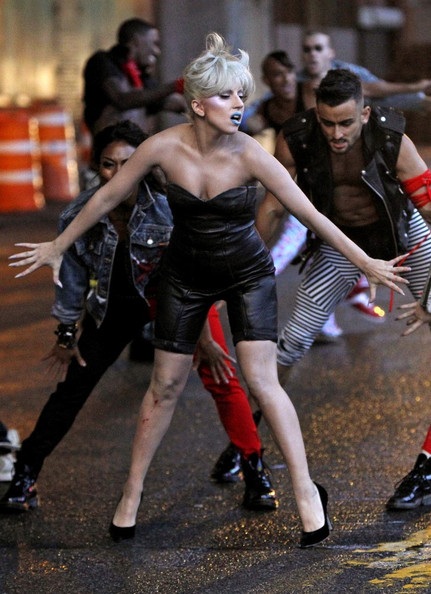 Lady Gaga đánh son xanh trong buổi quay MV mới - 2