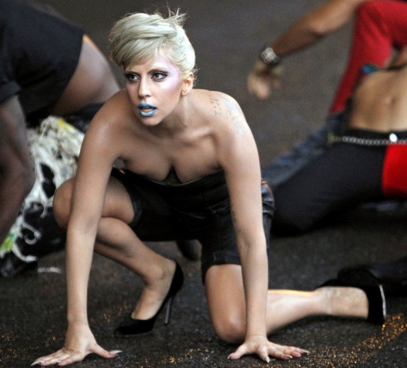 Lady Gaga đánh son xanh trong buổi quay MV mới - 8