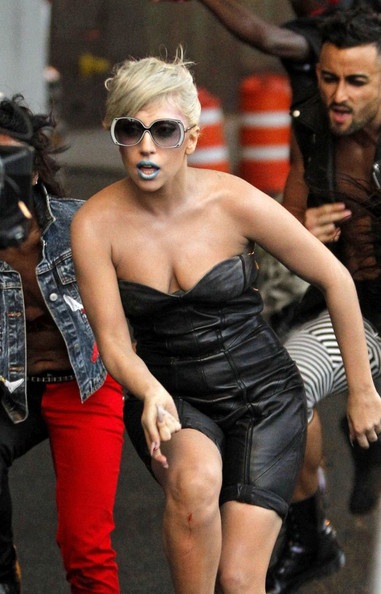 Lady Gaga đánh son xanh trong buổi quay MV mới - 9