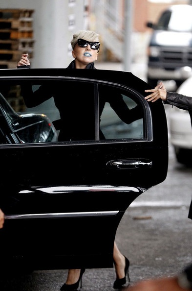 Lady Gaga đánh son xanh trong buổi quay MV mới - 10