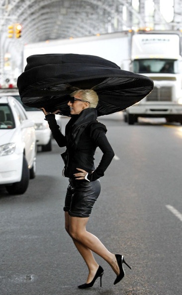 Lady Gaga đánh son xanh trong buổi quay MV mới - 12