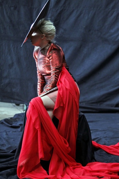 Lady Gaga đánh son xanh trong buổi quay MV mới - 16