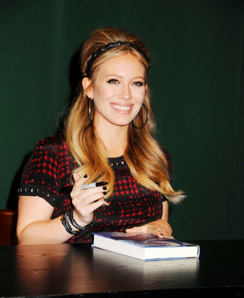 Bà bầu Hilary Duff đi giày cao gót ký tặng sách - 9 Bà bầu Hilary Duff đi giày cao gót ký tặng sách - 9