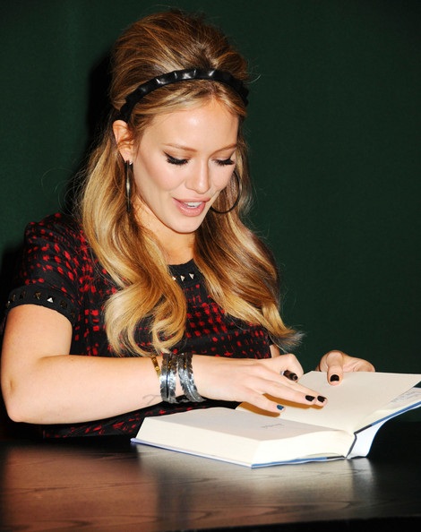 Bà bầu Hilary Duff đi giày cao gót ký tặng sách - 10 Bà bầu Hilary Duff đi giày cao gót ký tặng sách - 10