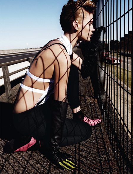 Michelle Buswell bay bổng trên Harper’s Bazaar  - 4