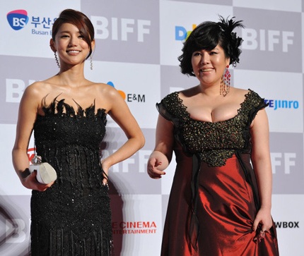 “Thảm họa thời trang” Oh In Hye vẫn thu hút dù kín đáo - 8 “Thảm họa thời trang” Oh In Hye vẫn thu hút dù kín đáo - 8