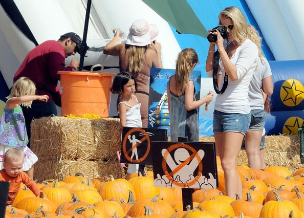 Vòng quanh thế giới giải trí ngày 17/10 - 1