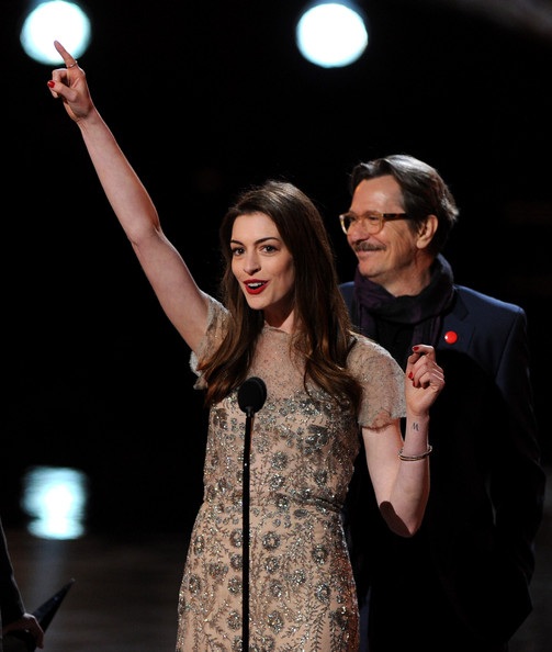 Vòng quanh thế giới giải trí ngày 17/10 - 4