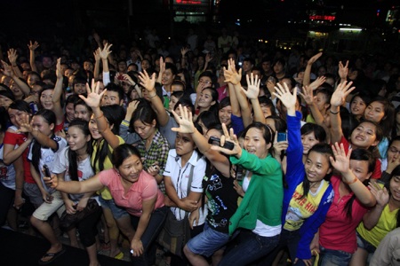 Tăng Thanh Hà “vô tình” gây tắc nghẽn siêu thị - 5 Tăng Thanh Hà “vô tình” gây tắc nghẽn siêu thị - 5