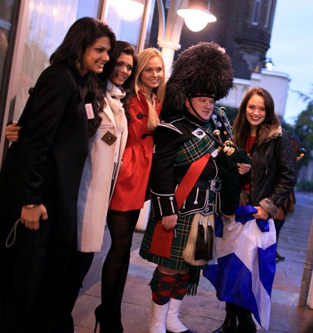 Thí sinh Hoa hậu thế giới tới Scotland - 1 Thí sinh Hoa hậu thế giới tới Scotland - 1