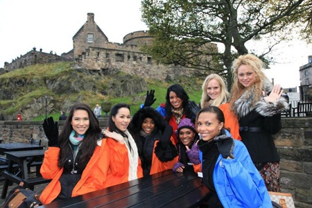 Thúy Vy và người đẹp Hoa hậu thế giới thăm thú Scotland - 36