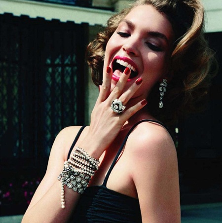 Arizona Muse khoe nụ cười tươi, trang sức đắt tiền  - 5