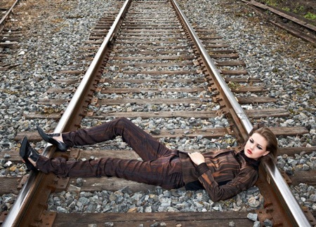 Lindsey Wixson gây sốc khi nằm trên đường ray - 8 Lindsey Wixson gây sốc khi nằm trên đường ray - 8