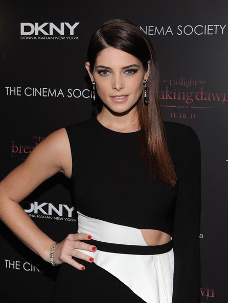 Người đẹp Chạng vạng khoe vẻ kiêu sa khi dự tiệc  - 4