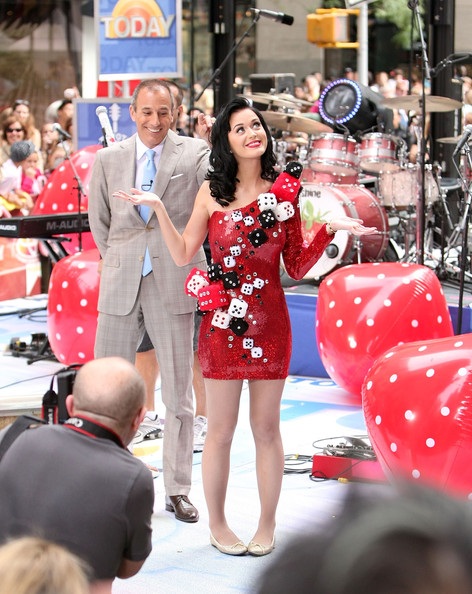 Những bộ đồ kỳ dị nhất của Katy Perry - 10 Những bộ đồ kỳ dị nhất của Katy Perry - 10
