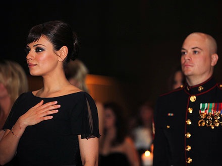 Mila Kunis dự tiệc cùng lính thủy đánh bộ - 2 Mila Kunis dự tiệc cùng lính thủy đánh bộ - 2