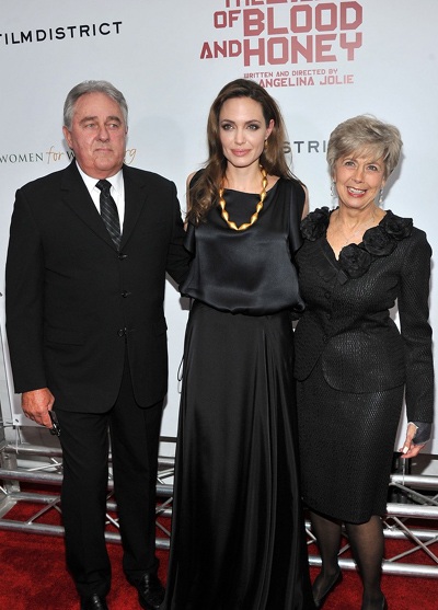 Angelina Jolie thân thiết với bố mẹ Brad - 3 Angelina Jolie thân thiết với bố mẹ Brad - 3