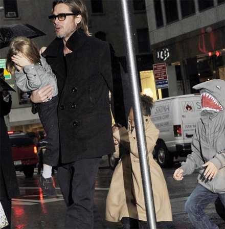 Brangelina đưa các con đi sắm đồ chơi - 4