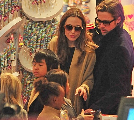 Brangelina đưa các con đi sắm đồ chơi - 6
