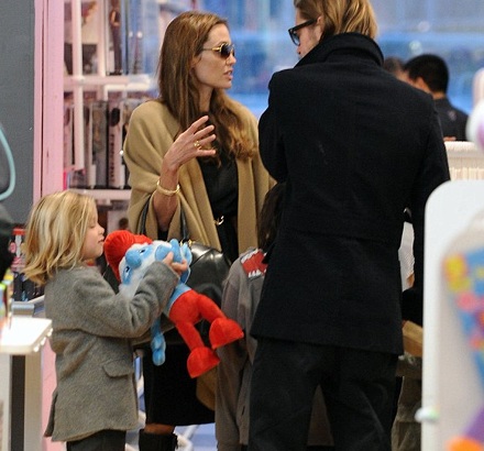 Brangelina đưa các con đi sắm đồ chơi - 8