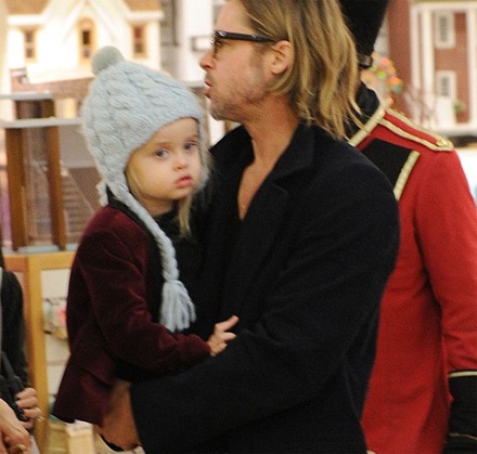 Brangelina đưa các con đi sắm đồ chơi - 9