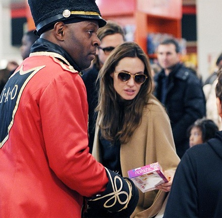 Brangelina đưa các con đi sắm đồ chơi - 10