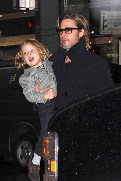 Brangelina đưa các con đi sắm đồ chơi - 3