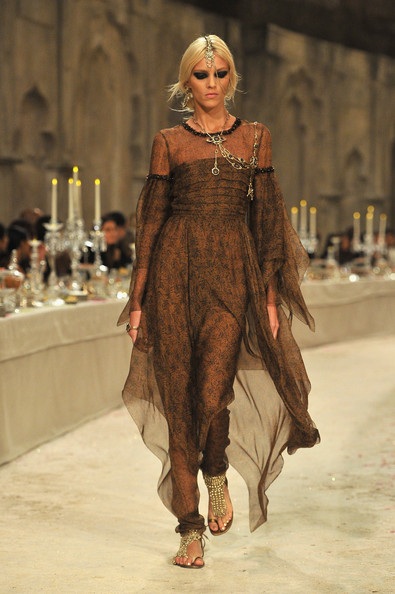 Khách vừa ăn vừa xem trình diễn thời trang! - 13