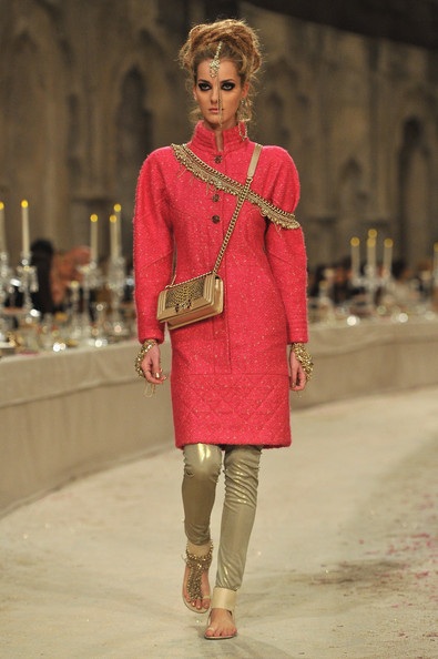 Khách vừa ăn vừa xem trình diễn thời trang! - 17