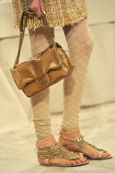 Khách vừa ăn vừa xem trình diễn thời trang! - 21