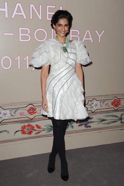 Khách vừa ăn vừa xem trình diễn thời trang! - 25