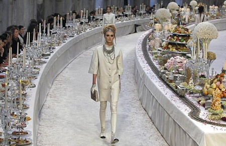 Khách vừa ăn vừa xem trình diễn thời trang! - 1