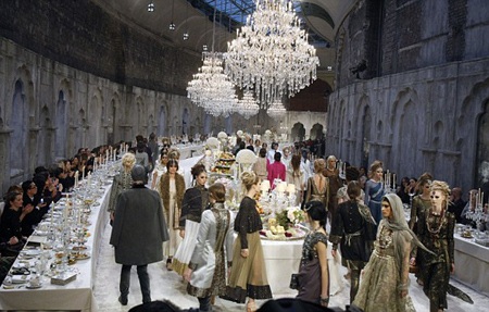 Khách vừa ăn vừa xem trình diễn thời trang! - 3