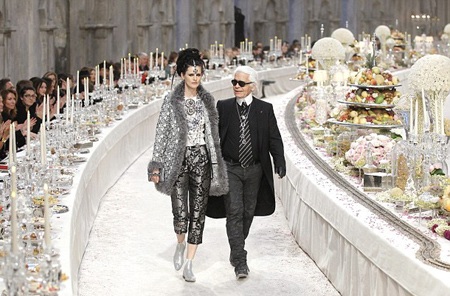 Khách vừa ăn vừa xem trình diễn thời trang! - 4