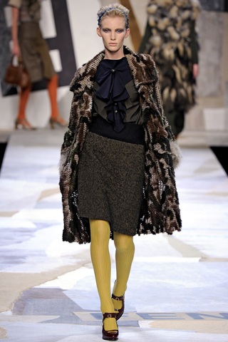 Ấm áp với áo lông Fendi - 10 Ấm áp với áo lông Fendi - 10
